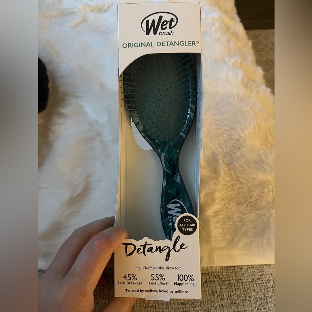 Brand new in box The WET brush detangling brush in teal